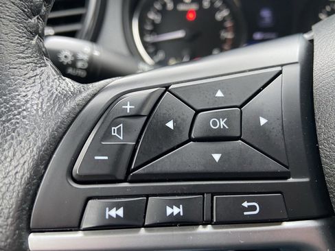 Used 2019 Nissan Rogue SV image 15