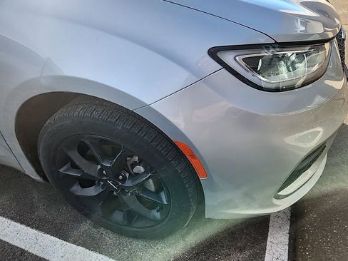 Used 2023 Chrysler Pacifica Limited w/ S Appearance Package image 3