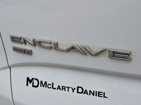 Used 2024 Buick Enclave Essence image 9