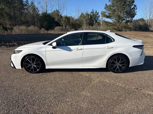 Used 2024 Toyota Camry SE image 5