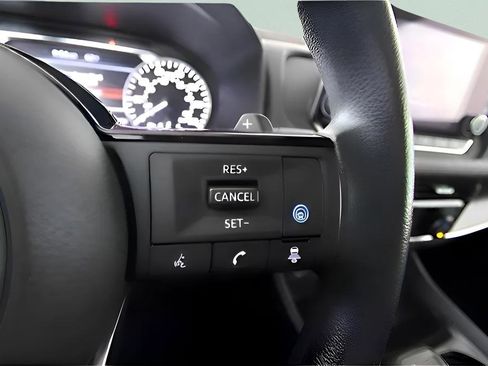 Used 2023 Nissan Rogue SV image 32