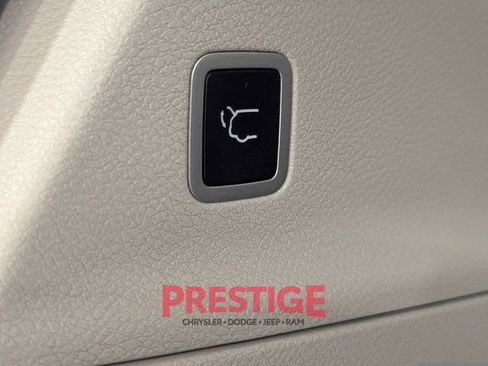 Used 2024 Chrysler Pacifica Touring-L image 9