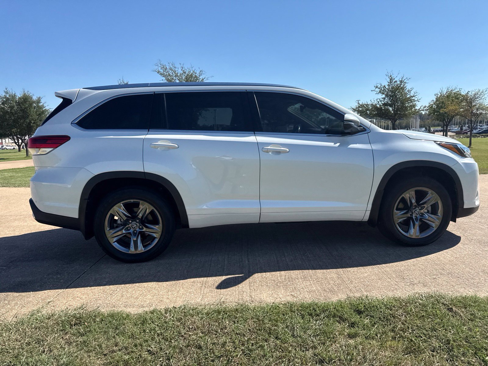 Used 2018 Toyota Highlander Limited Platinum w/ Carpet Mat Package (TMS) AWD/4WD image 13