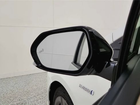 Used 2020 Toyota Prius XLE image 28