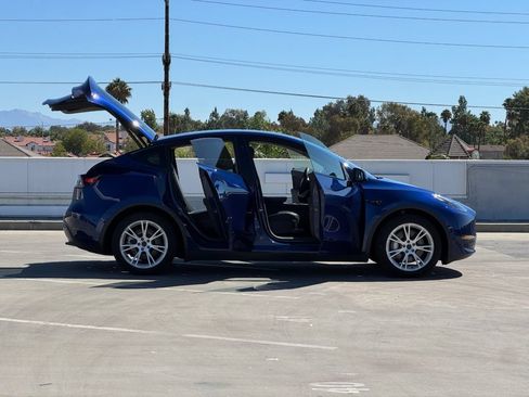 Used 2023 Tesla Model Y Long Range AWD/4WD image 28