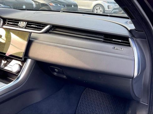 Used 2022 Jaguar XF SE image 18