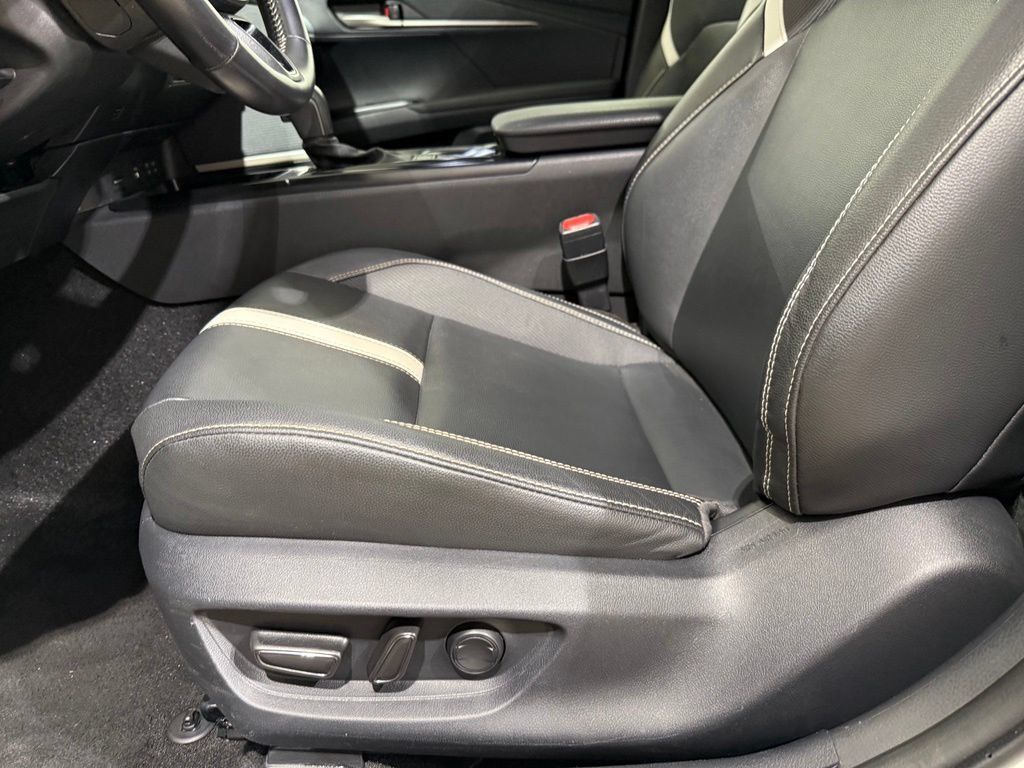 Used 2025 Toyota Camry SE FWD image 13