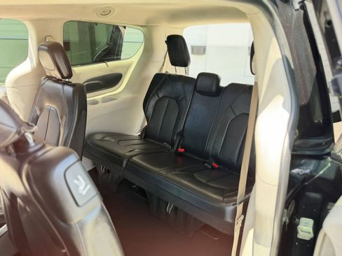Used 2019 Chrysler Pacifica Touring-L FWD image 21