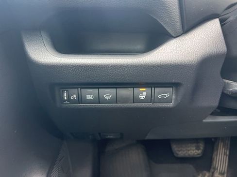 Used 2021 Toyota RAV4 XLE Premium image 16