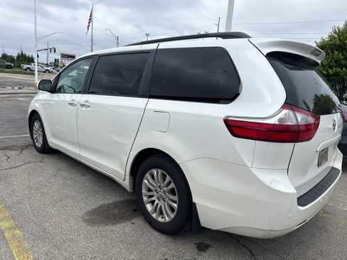 Used 2017 Toyota Sienna XLE w/ XLE Navigation Package FWD image 5