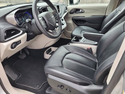 Used 2024 Chrysler Pacifica Touring-L image 15