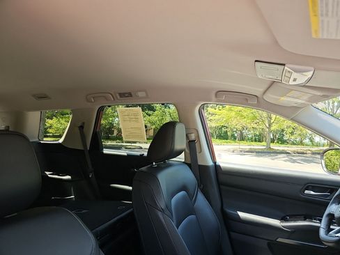 Used 2024 Nissan Pathfinder SL AWD/4WD image 12
