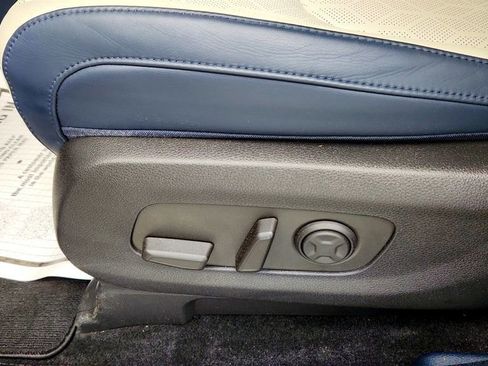 Used 2025 Kia Carnival EX FWD image 11