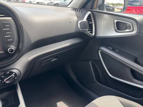 Used 2025 Kia Soul LX w/ LX Technology Package FWD image 33