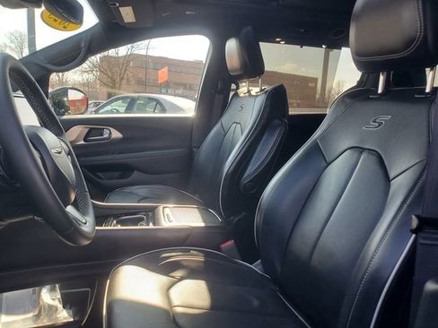 Used 2023 Chrysler Pacifica Limited w/ S Appearance Package image 14