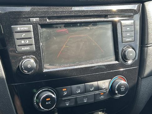 Used 2019 Nissan Rogue S w/ Special Edition Package FWD image 29