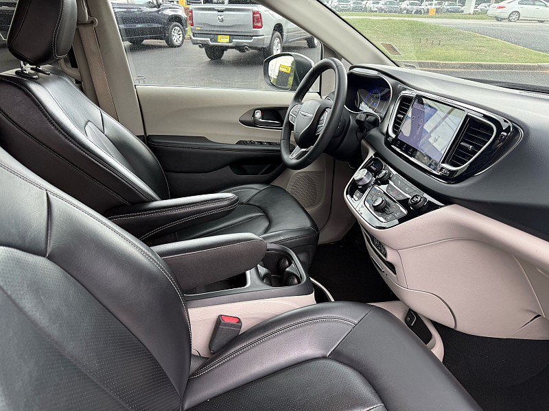 Used 2023 Chrysler Pacifica Touring-L FWD image 22
