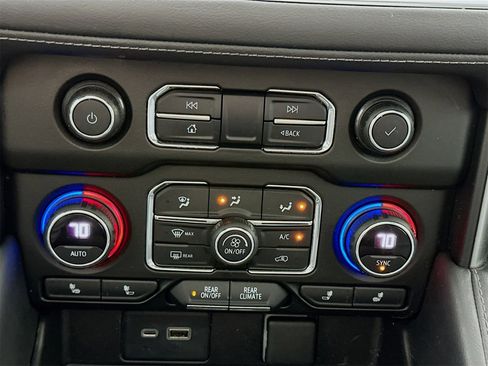 Used 2021 Chevrolet Tahoe Z71 w/ Luxury Package image 16