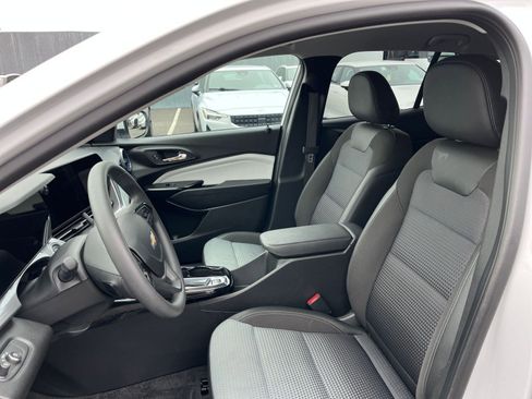 Used 2025 Chevrolet Trax LT image 35