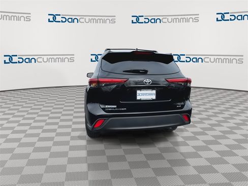 Used 2023 Toyota Highlander XLE image 7