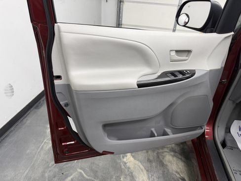 Used 2012 Toyota Sienna LE FWD image 9