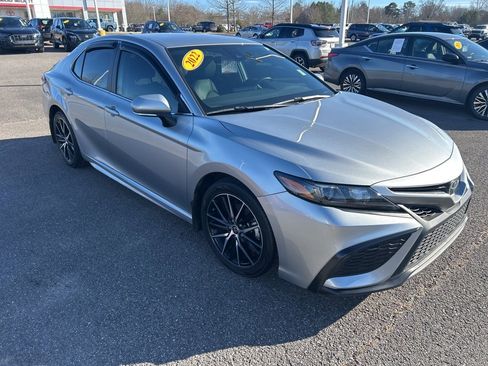 Used 2022 Toyota Camry SE image 3