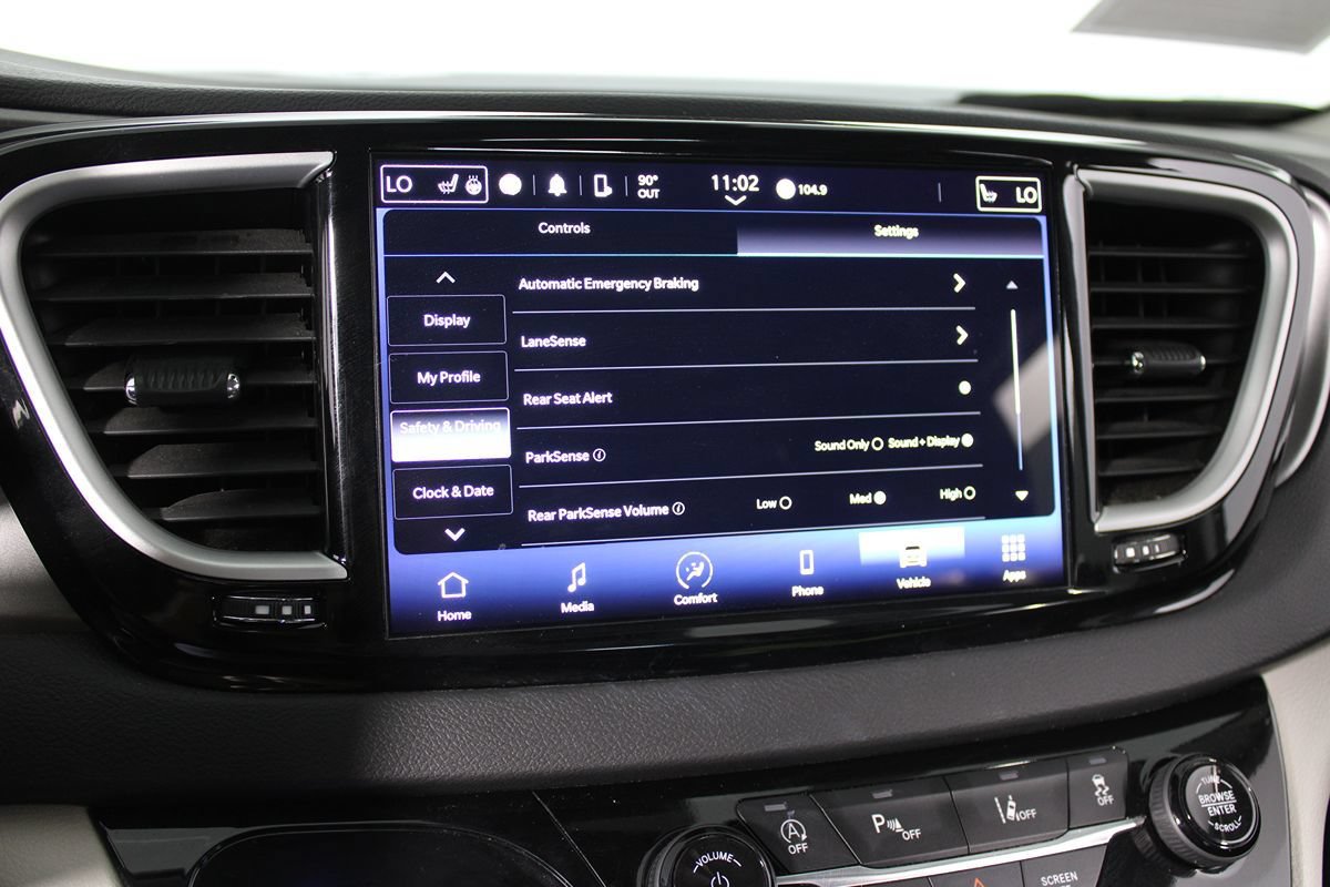 Used 2024 Chrysler Pacifica Touring-L FWD image 21