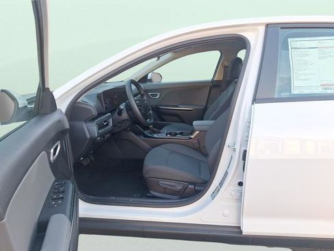 New 2025 Kia K4 LXS image 18