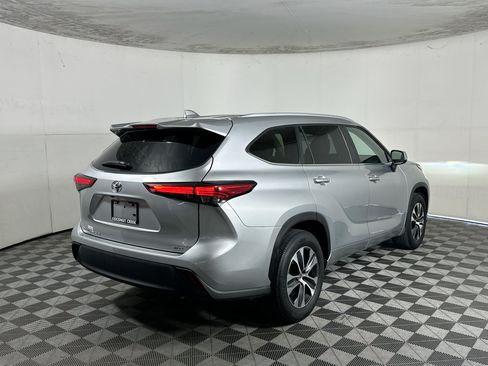 Used 2023 Toyota Highlander XLE FWD image 3