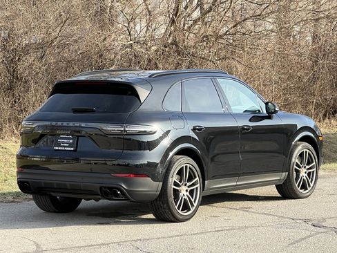 Certified 2023 Porsche Cayenne Platinum Edition image 6