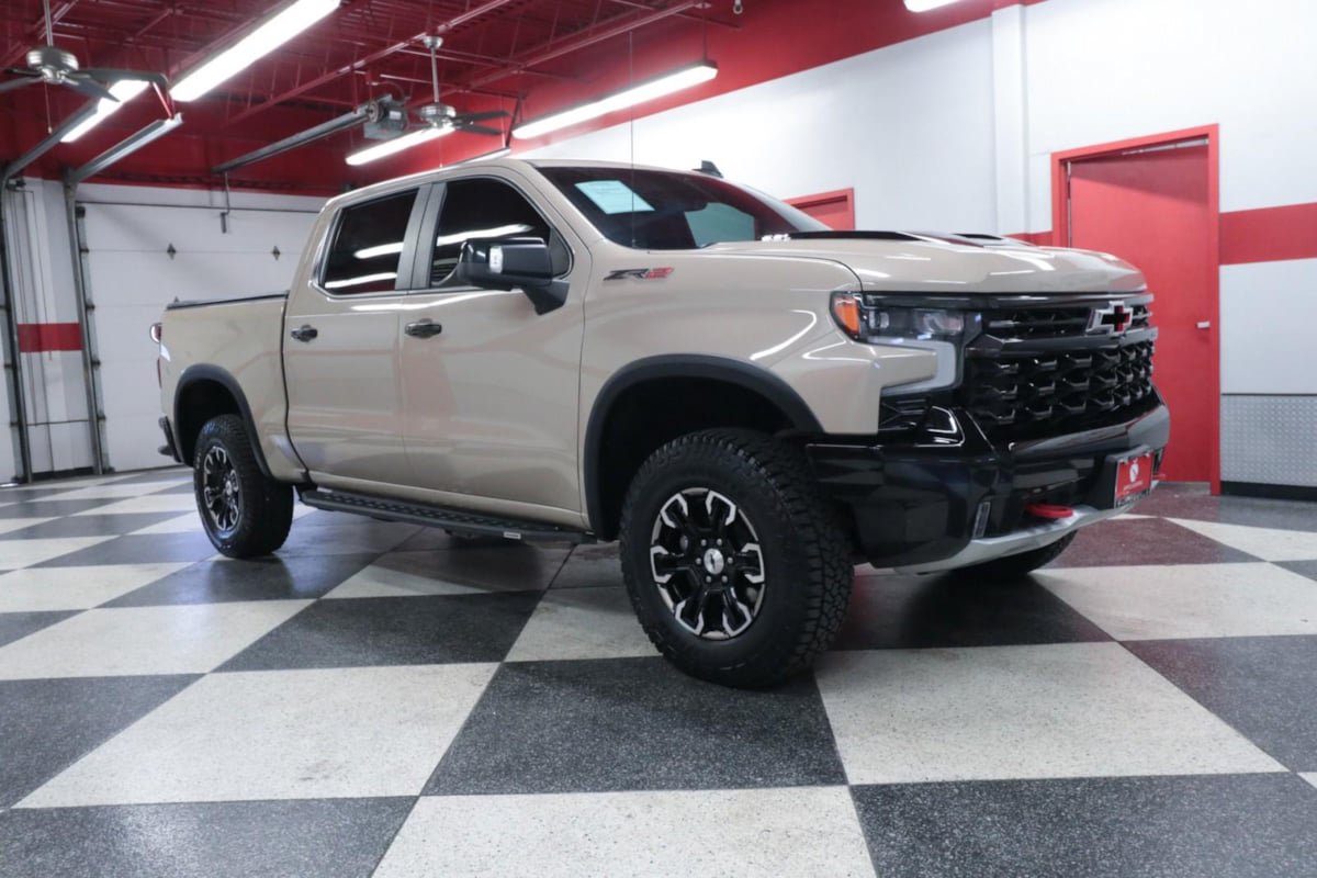 Used 2022 Chevrolet Silverado 1500 ZR2 w/ Technology Package AWD/4WD image 2