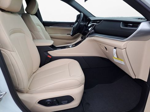 New 2025 Jeep Grand Cherokee Limited image 24