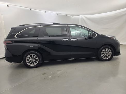 Used 2024 Toyota Sienna XLE image 3