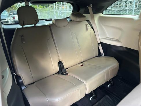 Used 2022 Toyota Sienna XLE w/ XLE Plus Package AWD/4WD image 18