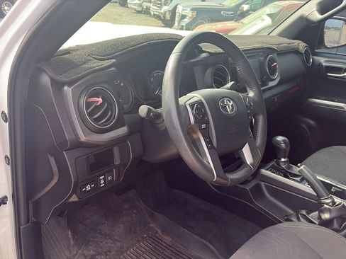 Used 2018 Toyota Tacoma TRD Sport w/ Technology Package AWD/4WD image 8
