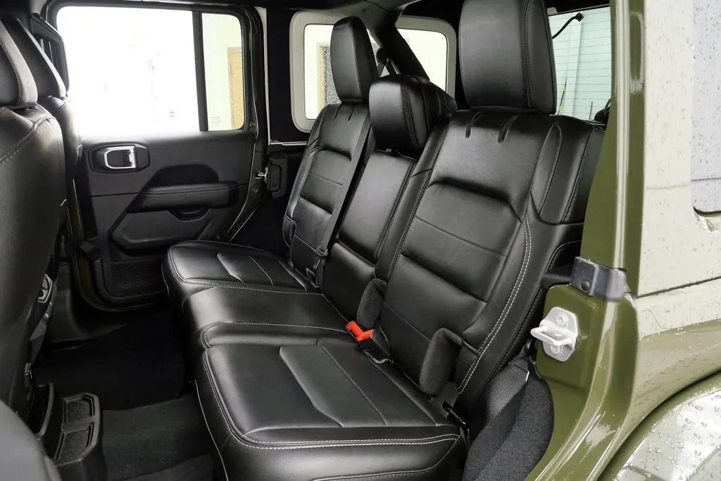 Used 2022 Jeep Wrangler Unlimited Sahara AWD/4WD image 18