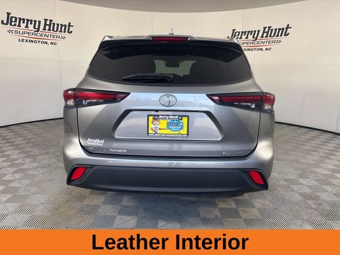 Used 2025 Toyota Highlander XLE AWD/4WD image 7