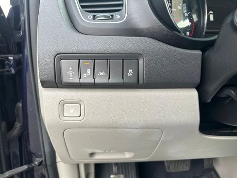 Used 2018 Kia Sedona LX w/ LX Essentials Premium Package image 27