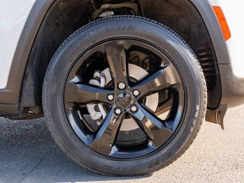 Used 2023 Jeep Grand Cherokee Altitude AWD/4WD image 12