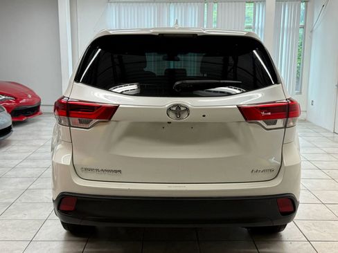 Used 2017 Toyota Highlander Plus w/ Carpet Mat Package AWD/4WD image 8