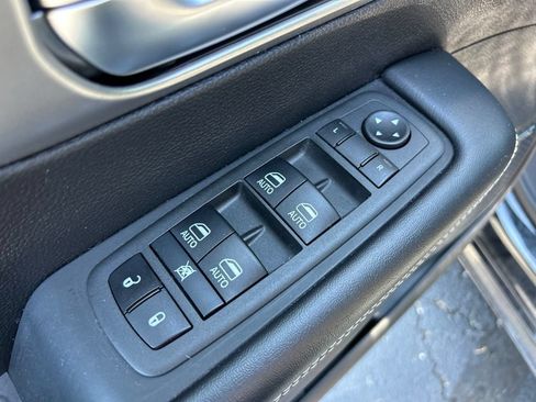 Used 2022 Chrysler Pacifica Limited w/ S Appearance Package FWD image 16