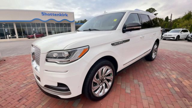 Used 2024 Lincoln Navigator Premiere AWD/4WD image 5