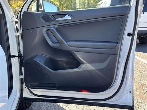 Used 2021 Volkswagen Tiguan SE w/ Panoramic Sunroof Package image 6