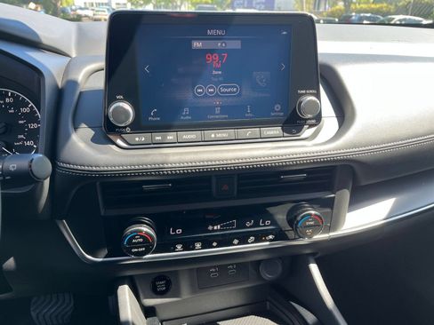 Used 2025 Nissan Rogue SV FWD image 17