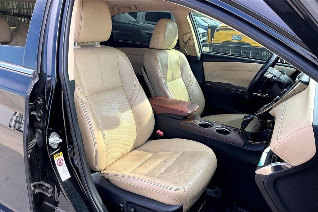 Used 2013 Toyota Avalon Limited w/ Technology Pkg FWD image 9