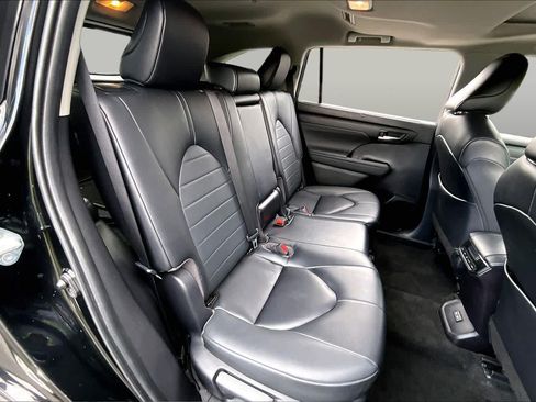 Used 2023 Toyota Highlander XLE AWD/4WD image 21