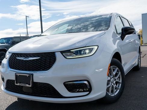 New 2026 Chrysler Pacifica Select image 1