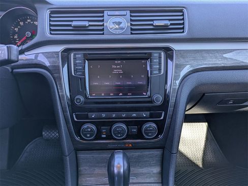 Used 2017 Volkswagen Passat 1.8T SE image 32