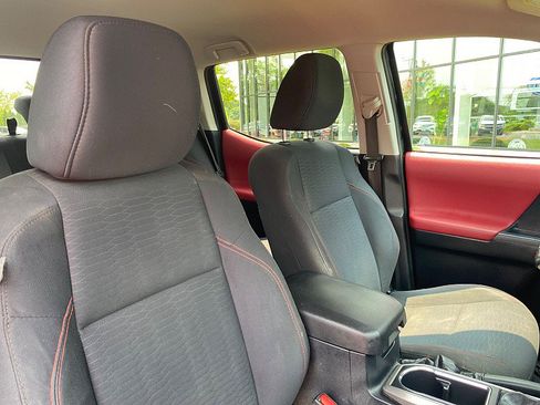 Used 2018 Toyota Tacoma SR5 AWD/4WD image 34
