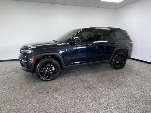 Used 2024 Jeep Grand Cherokee Limited w/ Black Appearance Package image 20